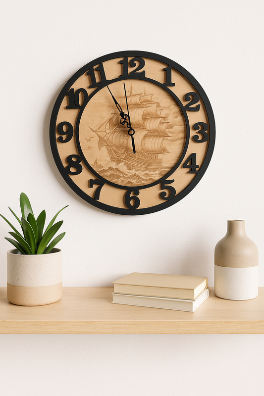 Horloge décorative en bois gravé - Modèle voilier vintage